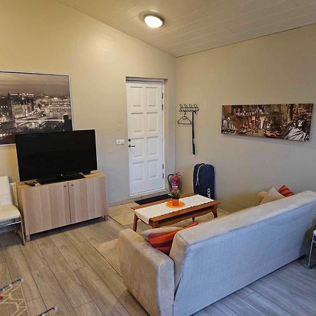 Private Studio Apartment Near The Airport Njarthvik Extérieur photo